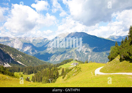 Schöne Aussicht auf die Berge im Sommer in Tirol, Österreich Stockfoto