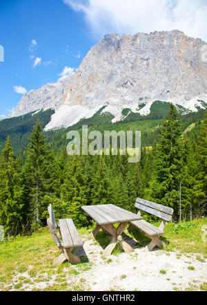 Blick auf Picknick-Tisch in der Nähe von Ehrwalder Almsees mit Berglandschaft, Tirol, Österreich Stockfoto