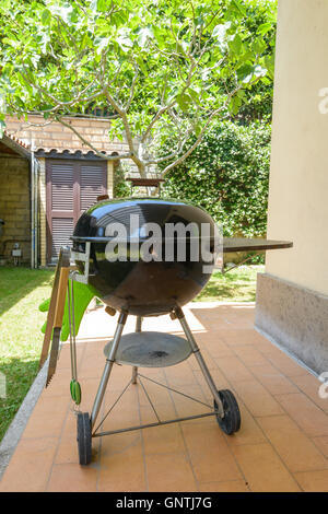 Einen geschlossenen Grill während zog Schweinefleisch kochen Tag mit Werkzeugen Stockfoto