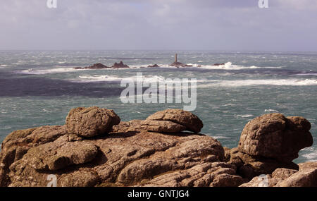 Die Langschiffe Leuchtturm aus Lands End an einem stürmischen Tag, Cornwall, England, UK. Stockfoto