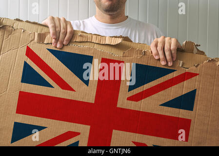 Mann hält Pappe mit Großbritannien Flagge gedruckt, Erwachsene männliche Person, die Unterstützung von Großbritannien Stockfoto