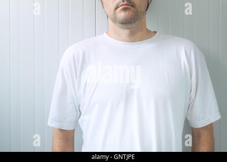 Lässige Männchen tragen weiße T-shirt leer als textfreiraum für Grafik-Design mock-up Stockfoto