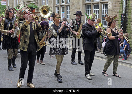 Musiker spielen in Handarbeit Parade, Hebden Bridge, Juni 2016 Stockfoto