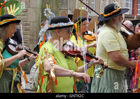 Musiker spielen in Handarbeit Parade, Hebden Bridge, Juni 2016 Stockfoto