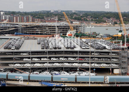 Jaguar und Land Rover 4 x 4 Fahrzeuge im Multi Strorey Parkplatz wartet auf Export von Southampton docks Stockfoto