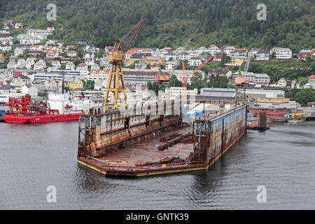 Schwimmende Dry Dock vertäut im Hafen, Bergen, Norwegen Stockfoto