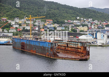 Schwimmende Dry Dock vertäut im Hafen, Bergen, Norwegen Stockfoto