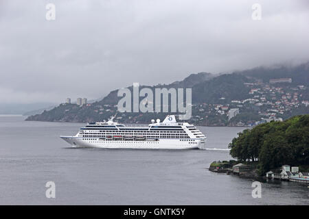 Kreuzfahrt Schiff Nautica, von Oceania Cruises betrieben, so dass der Hafen von Bergen, Norwegen Stockfoto