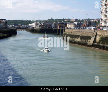 Eingang zum Innenhafen vom Quai De La Marne, Dieppe, Frankreich Lwith Schiff Dieppe Snoop nähert sich Stockfoto