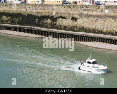 Eingang zum Innenhafen vom Quai De La Marne, Dieppe, Frankreich mit Schiff Dieppe Snoop im Vordergrund Stockfoto