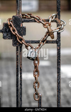 Schlösser und Ketten auf zwei Metalltoren Stockfoto