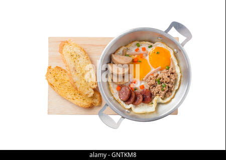 Draufsicht der vietnamesischen Stil Pan-Freid Ei mit chinesischer Wurst, Hackfleisch vom Schwein, Vietnamesische Wurst in Metall Pfanne auf Holzplatte mit Stockfoto