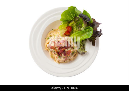 Draufsicht der Carbonara Nudeln mit Speck und Gemüse in Keramikschale isoliert auf weißem Hintergrund Stockfoto