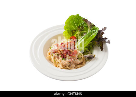 Vorderansicht des Carbonara Nudeln mit Speck und Gemüse in Keramikschale isoliert auf weißem Hintergrund Stockfoto