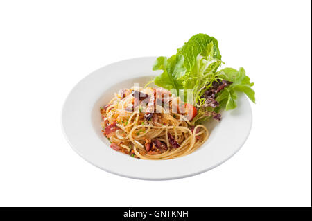 Vorderansicht des thailändischen, japanischen und europäischen Fusion Küche Stil würzige Pasta mit Speck und getrockneten Chili in Keramikschale isoliert auf Stockfoto