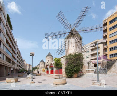 Windmühle im Bereich Quattro Molinos in Palma De Mallorca, Balearen, Spanien am 6. April 2016. Stockfoto