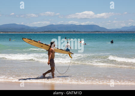 Surfer in den Wellen am Strand von Wategos in Byron Bay, new-South.Wales, Australien Stockfoto