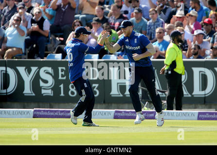 Englands Ben Stokes (rechts) feiert mit Englands Eoin Morgan nach dem Fang, Pakistans Sharjeel Khan tagsüber der vierten internationale in Headingley, Leeds. Stockfoto