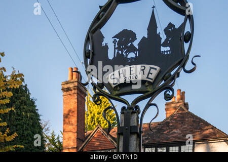 Das Dorf von Shere Zeichen, Surrey, UK Stockfoto