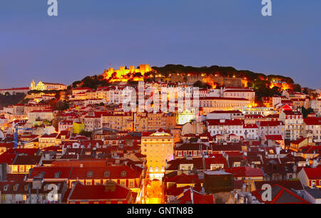 Skyline von Lissabon Altstadt mit Schloss auf einem Hügel. Portugal