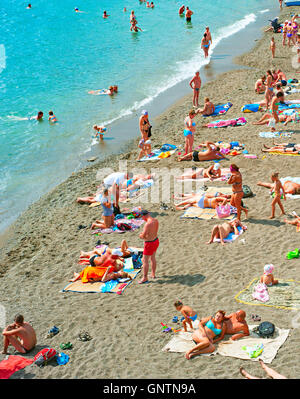 Menschen an einem Meeresstrand in Sudak. Stockfoto