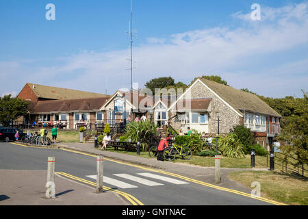 Devils Dyke Pub mit Menschen Essen in den South Downs National Park. Brighton, West Sussex, England, Großbritannien, Großbritannien Stockfoto