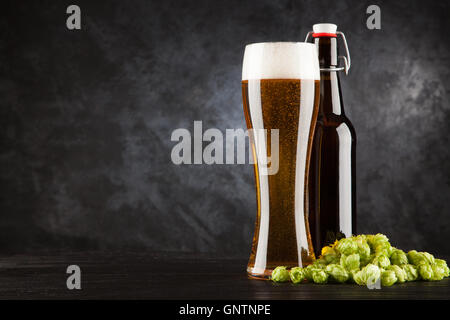 Bierglas und Flasche Stockfoto