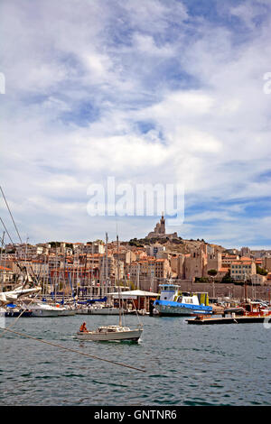 alten Hafen und Basilique Notre-Dame De La Garde Marseille Bouches-du-Rhone Frankreich Stockfoto