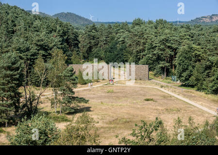 Touristen, die zu Fuß durch Eingangstor der Mechelse Heide, Heide im Hoge Kempen Nationalpark, Limburg, Belgien Stockfoto