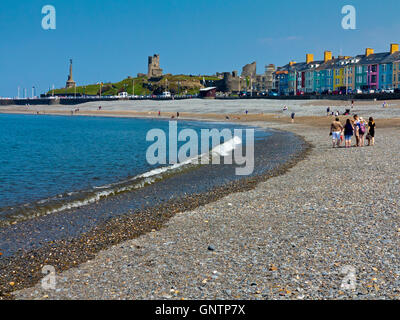 Der Strand und der Promenade mit bunt bemalten Häusern in Aberystwyth ein beliebter Badeort in Ceredigion in West Wales UK Stockfoto