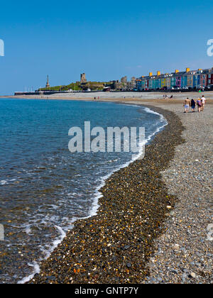Der Strand und der Promenade mit bunt bemalten Häusern in Aberystwyth ein beliebter Badeort in Ceredigion in West Wales UK Stockfoto