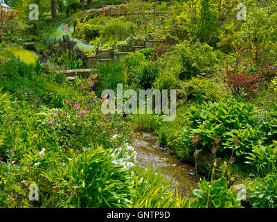 Blick über den Kaskaden-Garten in Bonsall nahe Matlock in Derbyshire Dales Peak District England Großbritannien Stockfoto