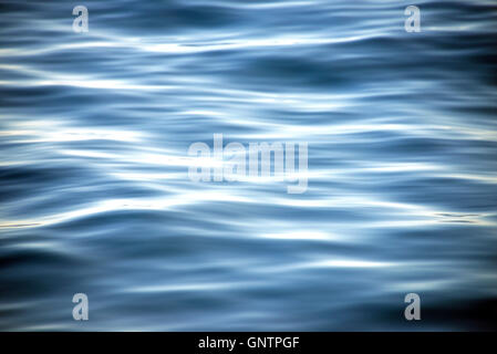 Sanfte blaues Meer, die Wellen mit Motion blur hinzugefügt, um die Textur zu glätten Stockfoto