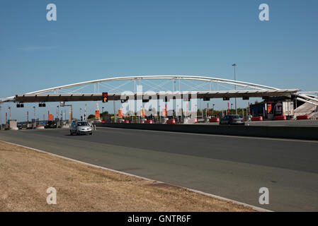 Mautstation Frankreich--eine Mautstelle für Fahrzeuge auf einer französischen Autobahn Stockfoto