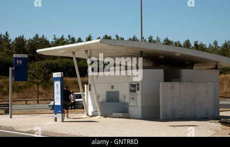 Französische Autobahn Raststätte - männlichen und weiblichen Toiletten auf einer französischen Autobahn-Service-Bereich Stockfoto