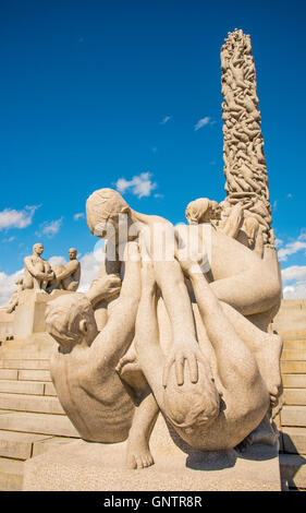 Granit-Monolith und die Kinder spielen am Fuße der Statue, Vigeland-Park Oslo, Norwegen Stockfoto