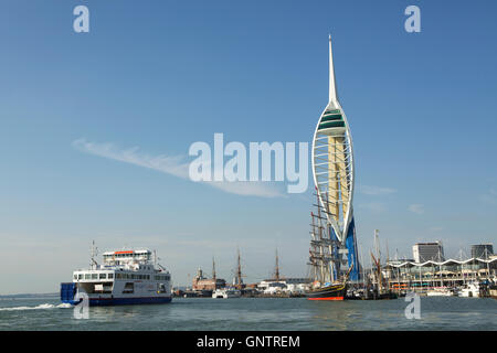 Wightlink Fähre St Faith Dock in alten Portsmouth eingeben. Emirate Millennium Tower Portsmouth Wahrzeichen im Hintergrund Stockfoto