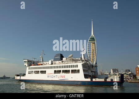 Wightlink Fähre St Faith Dock in alten Portsmouth eingeben. Emirate Millennium Tower Portsmouth Wahrzeichen im Hintergrund Stockfoto