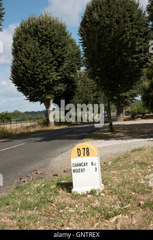 Frankreich Loire-Tal - am Straßenrand Marker Schild mit Namen und Entfernung Ortsinformationen Stockfoto