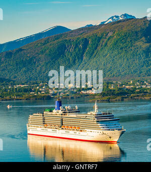 Blick vom Mt. Gang der Cruise Ship Navigation in den äußeren Fjord mit Gebirgshintergrund. Alesund, Norwegen, mehr Og Romsdal Stockfoto
