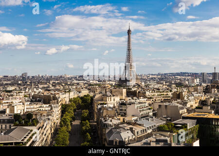 Eine Luftaufnahme des Effel Tower in Paris an einem sonnigen Sommertag in der Hauptstadt von Frankreich Stockfoto