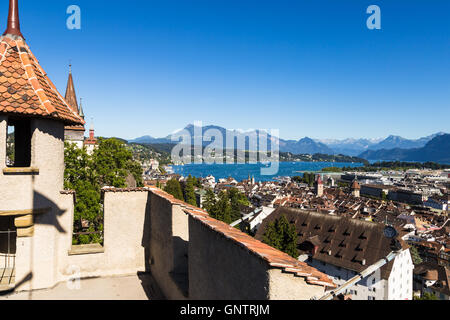 Atemberaubende Aussicht auf Luzern Altstadt, den Vierwaldstättersee und die Alpen im Hintergrund in der Zentralschweiz aus der me Stockfoto