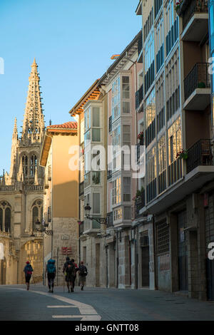 Burgos - Pilger auf dem Camino Santiago, zu Fuß durch den mittelalterlichen Teil der Stadt Stockfoto