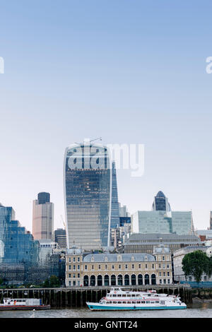 Skyline der Stadt London mit dem Walkie Talkie Gebäude, London Tower 42, Old Billingsgate Market und einem Boot auf der Themse, London, Großbritannien Stockfoto