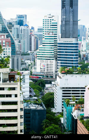 Blick auf die Übergabe zwischen Hochhäusern in Bangkok Skytrain Stockfoto