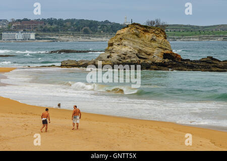 Strand namens des Kamels übrigens, die eine Zugehörigkeit zu den Felsen in Santander City, Kantabrien, Spanien, Europa Stockfoto