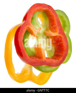 rote, grüne und gelbe Paprika Scheiben auf dem weißen Hintergrund isoliert. Stockfoto
