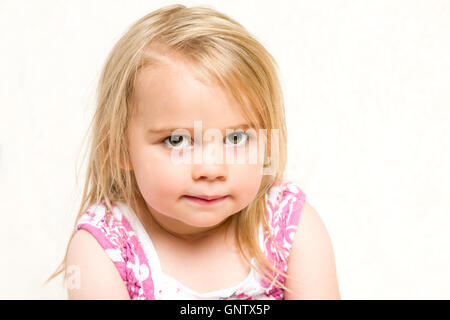 Closeup Headshot Porträt der schönen Kleinkind Mädchen mit schelmischen Ausdruck Stockfoto