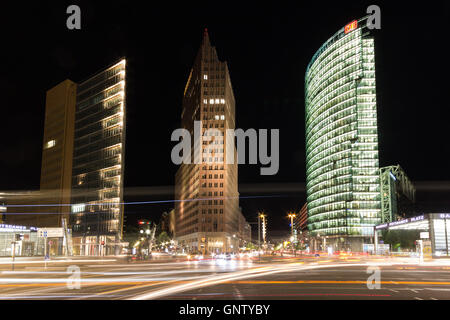 Straßenverkehr in der Nacht am Potsdamer Platz in Berlin, Deutschland. Stockfoto