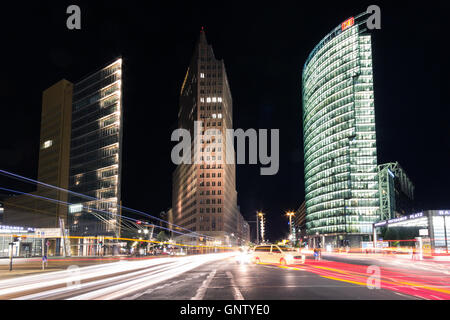 Straßenverkehr in der Nacht am Potsdamer Platz in Berlin, Deutschland. Stockfoto